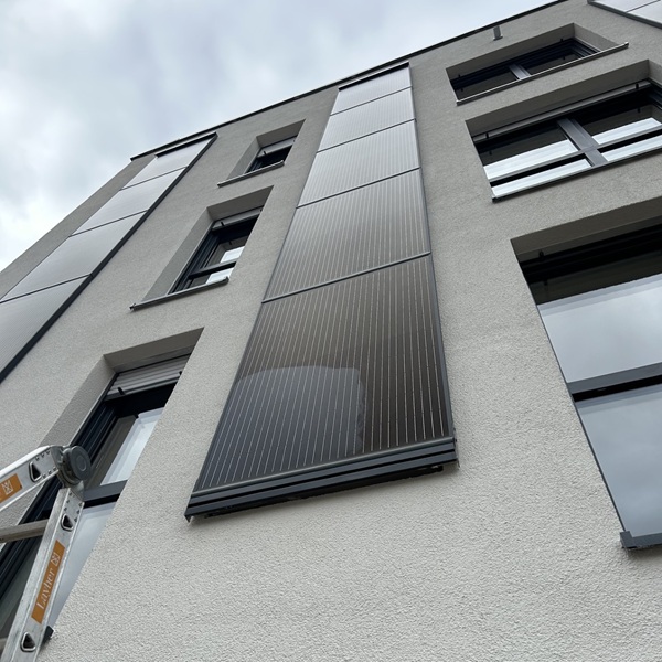 Vorgehängte hinterlüftete Fassade als Photovoltaikfassade an einem Mehrfamilienhaus in Euskirchen
