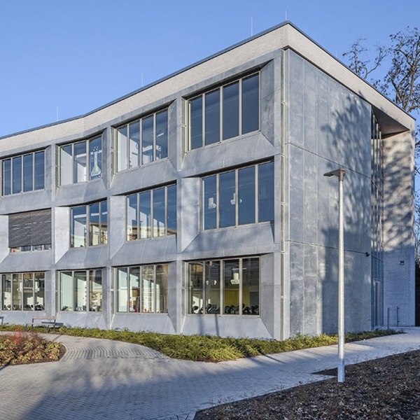 Vorgehängte hinterlüftete Fassade mit verzinktem Stahlblech an einem Gymnasium in Düsseldorf