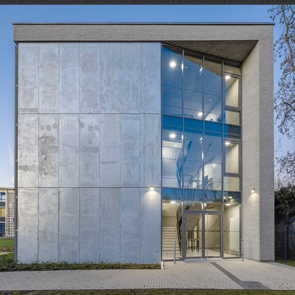 Vorgehängte hinterlüftete Fassade mit verzinktem Stahlblech an einem Gymnasium in Düsseldorf