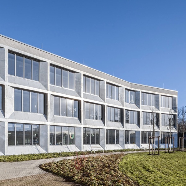 Vorgehängte hinterlüftete Fassade mit verzinktem Stahlblech an einem Gymnasium in Düsseldorf