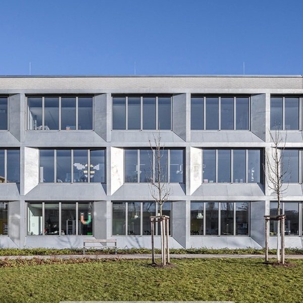 Vorgehängte hinterlüftete Fassade mit verzinktem Stahlblech an einem Gymnasium in Düsseldorf