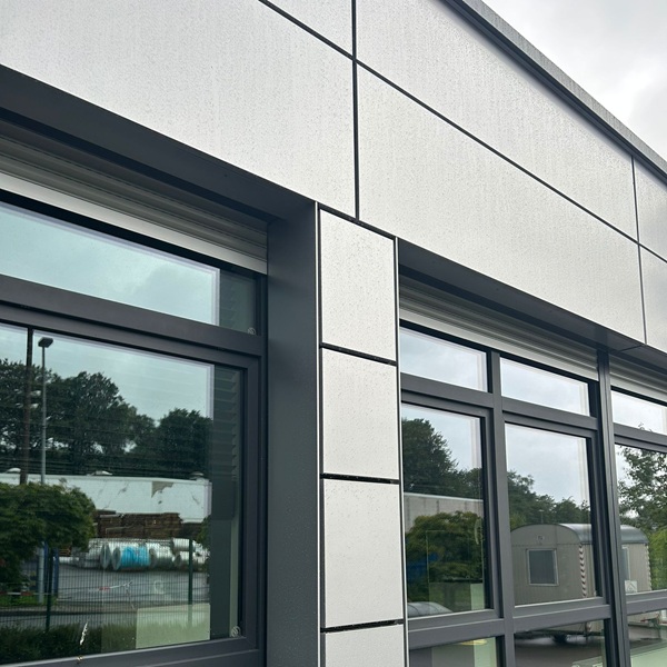 Vorgehängte hinterlüftete Fassade mit Aluverbund an einem Geschäftshaus in Sprockhövel