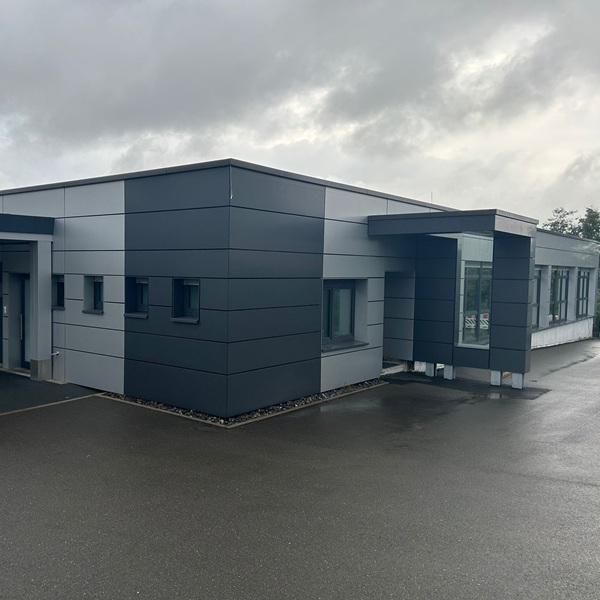 Vorgehängte hinterlüftete Fassade mit Aluverbund an einem Geschäftshaus in Sprockhövel