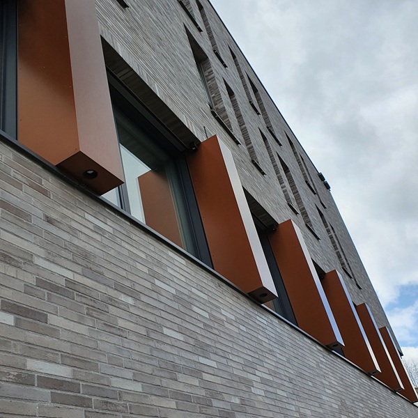 Vorgehängte hinterlüftete Fassade mit Aluverbund an einem Geschäftshaus in Heiligenhaus