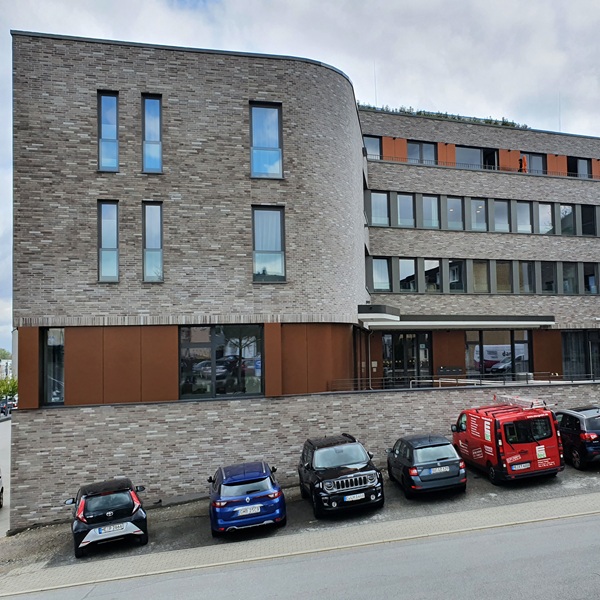 Vorgehängte hinterlüftete Fassade mit Aluverbund an einem Geschäftshaus in Heiligenhaus