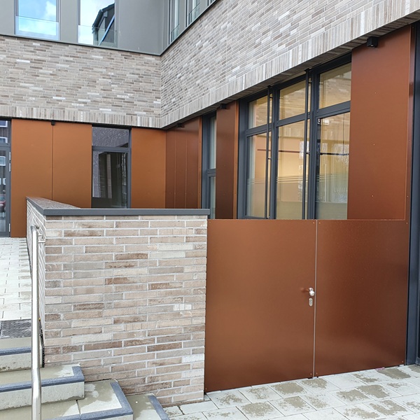 Vorgehängte hinterlüftete Fassade mit Aluverbund an einem Geschäftshaus in Heiligenhaus