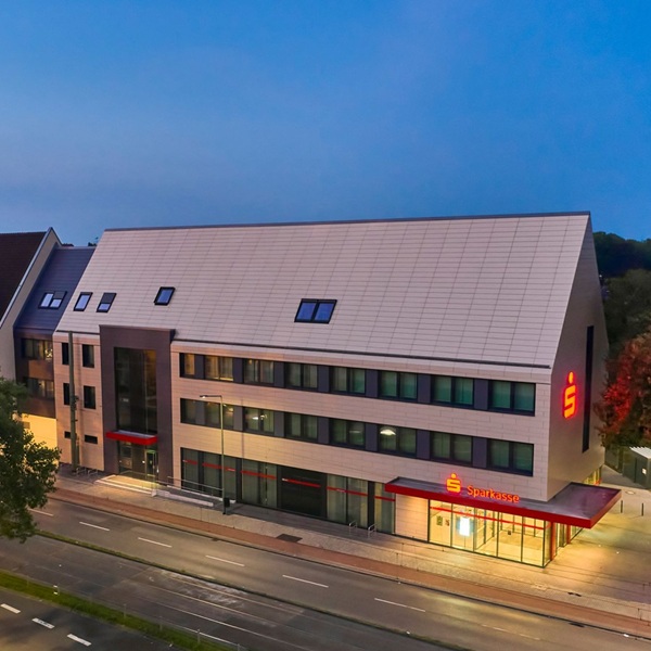 Vorgehängte hinterlüftete Fassade und Systemdach mit keramischer Bekleidung für die Sparkasse in Duisburg