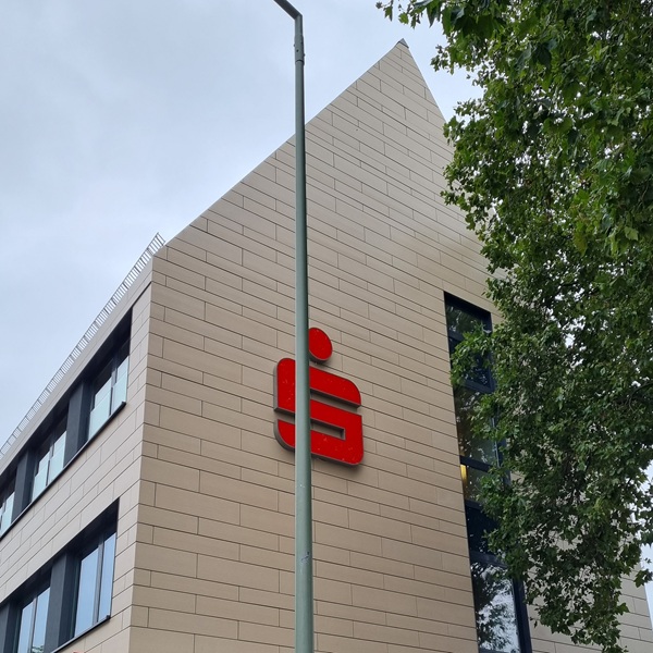 Vorgehängte hinterlüftete Fassade und Systemdach mit keramischer Bekleidung für die Sparkasse in Duisburg