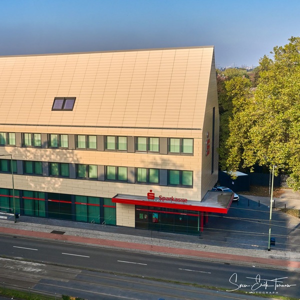 Vorgehängte hinterlüftete Fassade und Systemdach mit keramischer Bekleidung für die Sparkasse in Duisburg