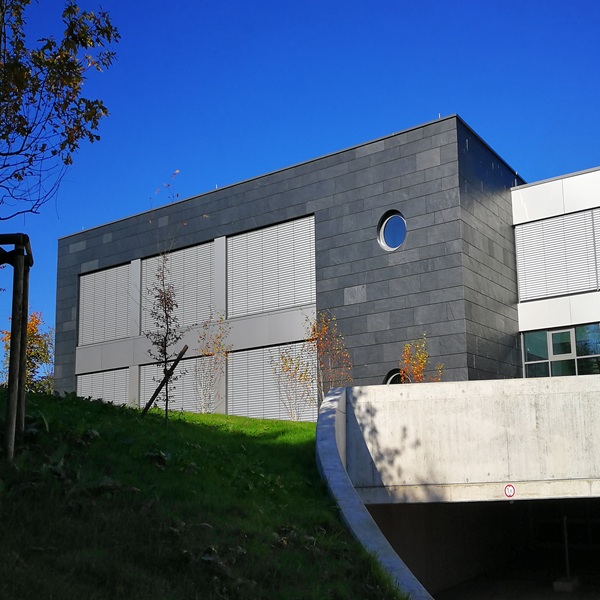 Vorgehängte hinterlüftete Fassade mit Naturschieferbekleidung an einem Bürogebäude in Wermelskirchen