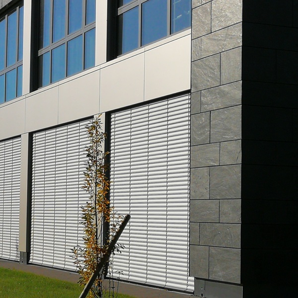Vorgehängte hinterlüftete Fassade mit Naturschieferbekleidung an einem Bürogebäude in Wermelskirchen