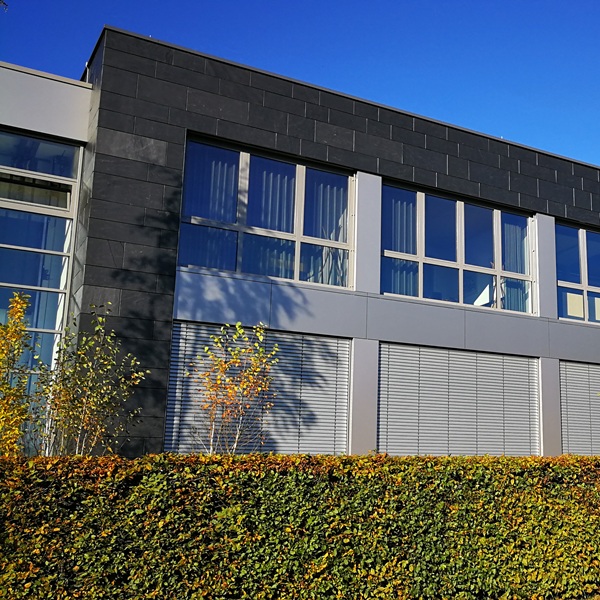 Vorgehängte hinterlüftete Fassade mit Naturschieferbekleidung an einem Bürogebäude in Wermelskirchen