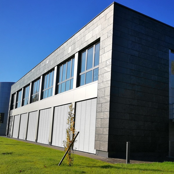 Vorgehängte hinterlüftete Fassade mit Naturschieferbekleidung an einem Bürogebäude in Wermelskirchen