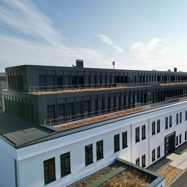Vorgehängte hinterlüftete Fassade mit Aluverbund an einem Geschäftshaus in Essen