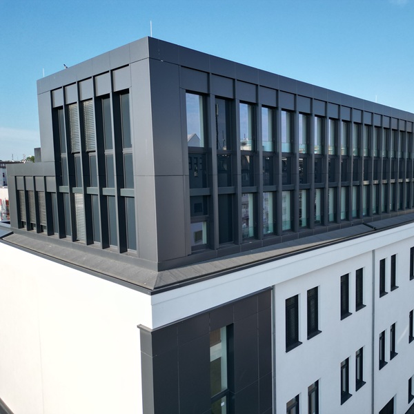 Vorgehängte hinterlüftete Fassade mit Aluverbund an einem Geschäftshaus in Essen