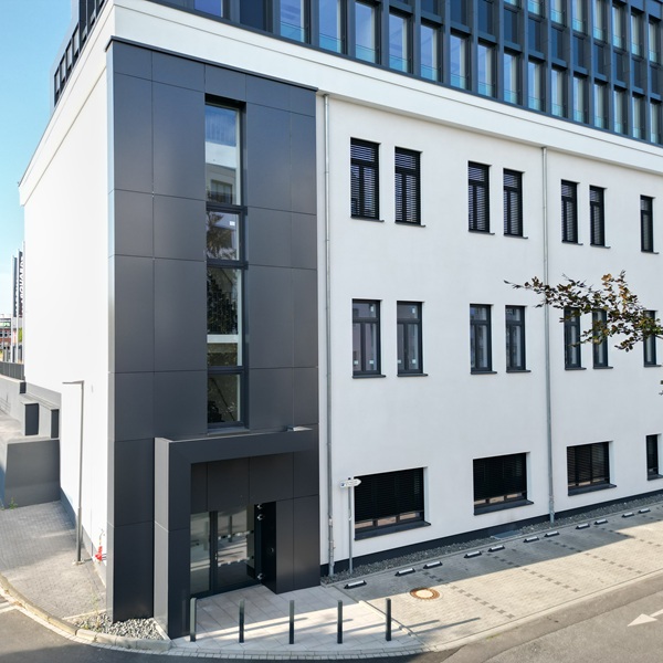 Vorgehängte hinterlüftete Fassade mit Aluverbund an einem Geschäftshaus in Essen