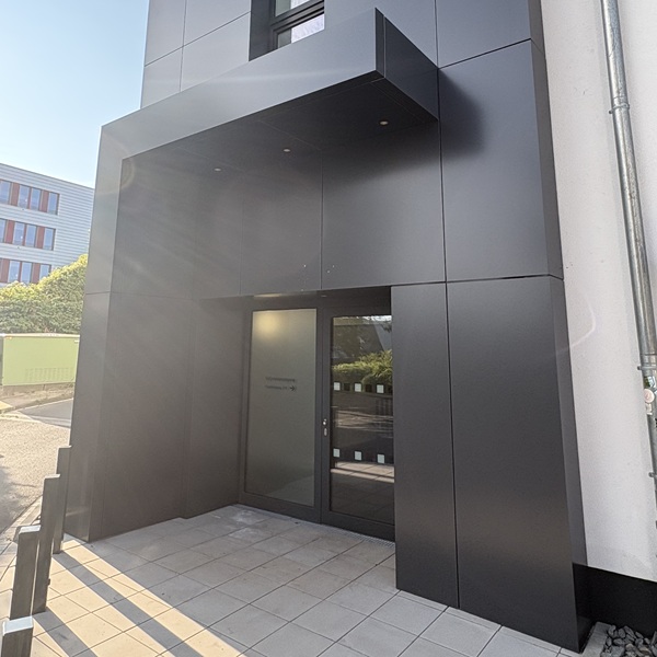 Vorgehängte hinterlüftete Fassade mit Aluverbund an einem Geschäftshaus in Essen
